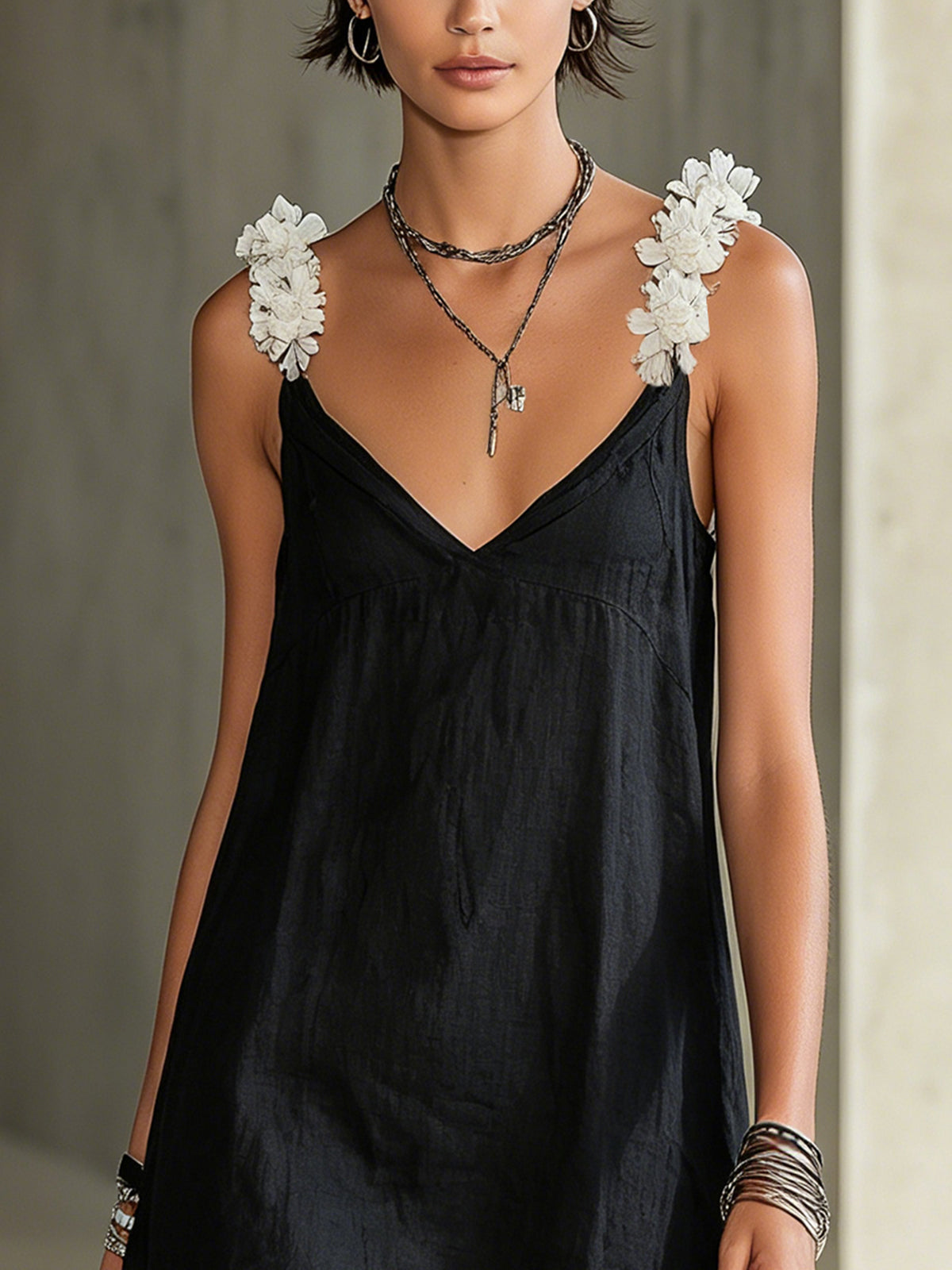 Noémie | Mini Schwarzes Kleid mit V-Ausschnitt und Blumen-Details