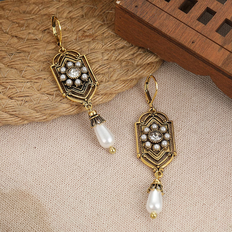 Vintage goldene Ohrringe mit eingelegter Perle