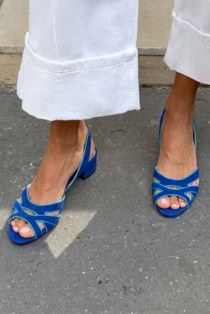 Cut-Out Sandalen mit offenem Zehenbereich und niedrigem, gekreuztem Absatz