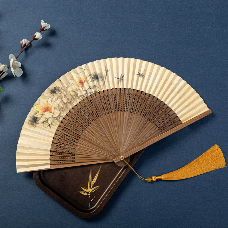Bambus-Handfächer mit Buddha-Steinen, Lotus, Libelle, Wildgänsen und Pflaumenblüte – 22,5 cm