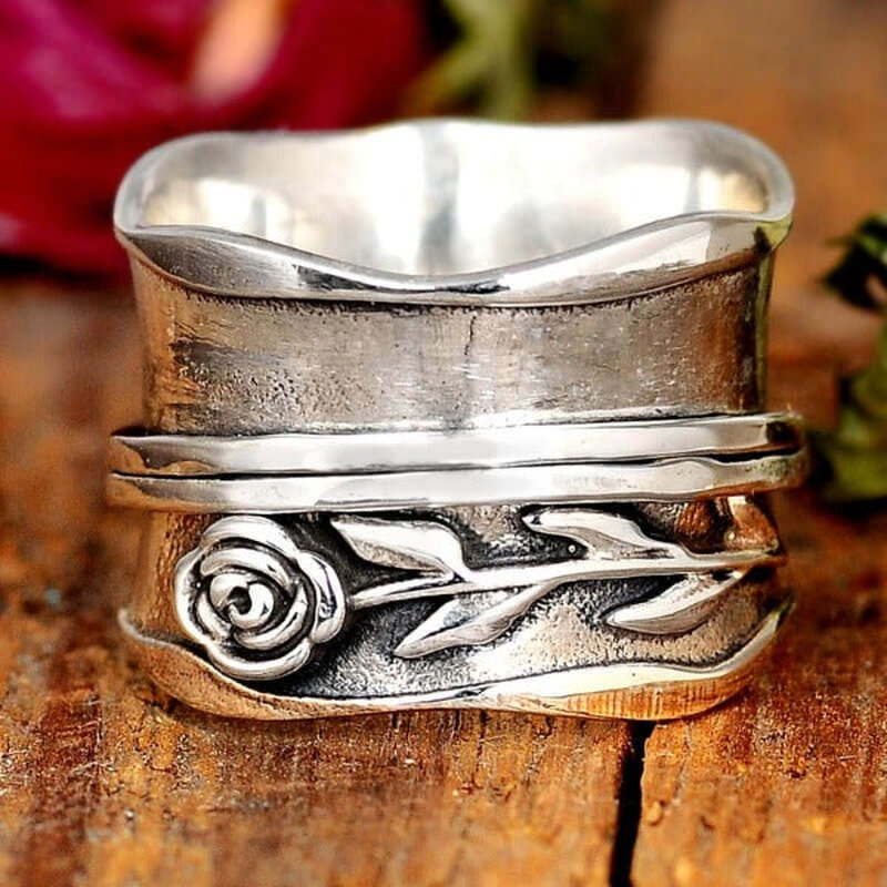 Antiker Silberring mit Blumenmotiv