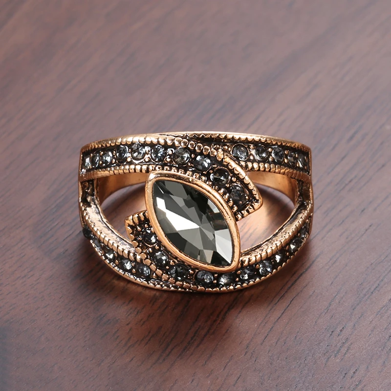 Eleganter Ring mit schwarzem Edelstein