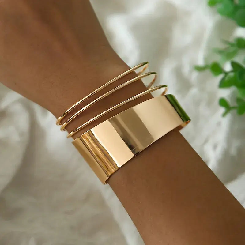 Retro Elegance Gold Bracelet