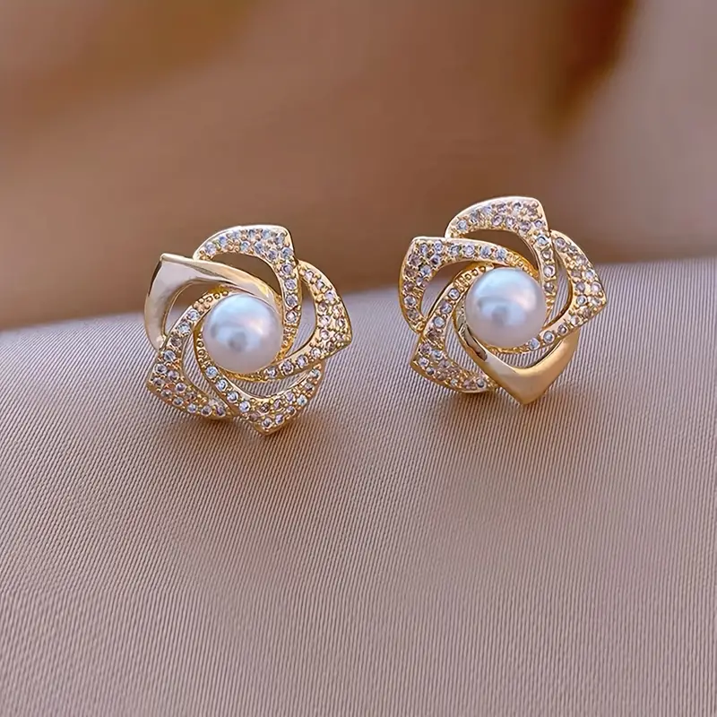 Elegante goldene Spiralohringe mit glitzernden Perlen