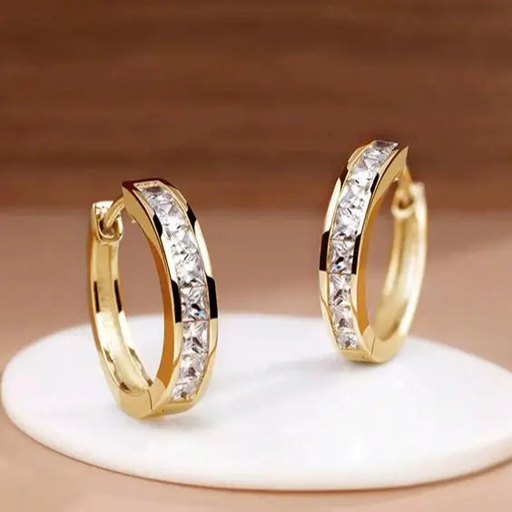 Elegante goldene Creolen mit Kristallakzenten