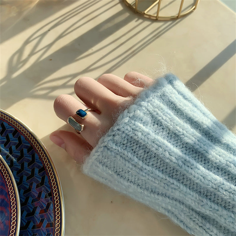 Goldener Vintage-Ring mit blauem Opal