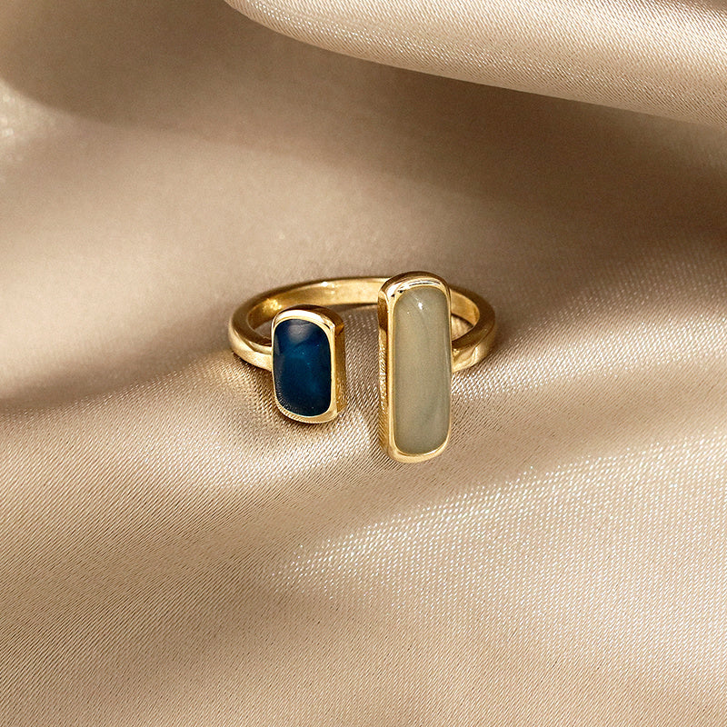 Goldener Vintage-Ring mit blauem Opal
