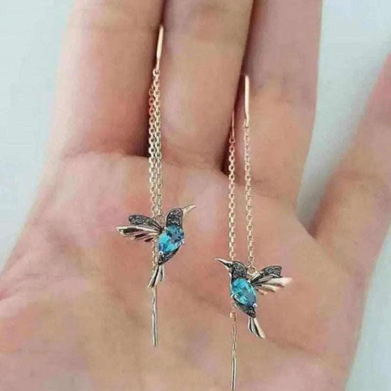 Goldene Drahtohrringe mit Kolibri und Kristallen