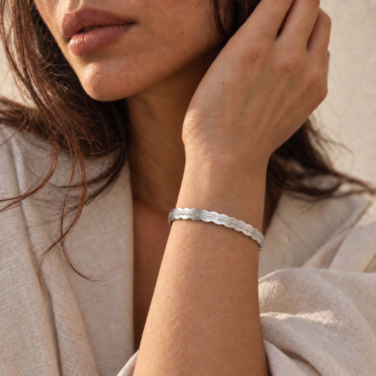 Nerelina™ - Elegantes Armband mit kalligrafischem Design