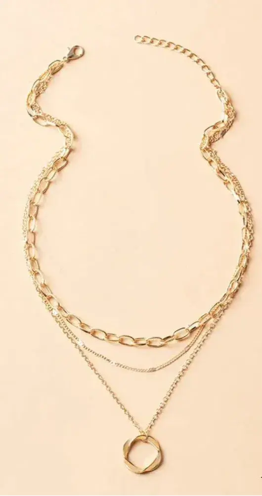 Elegante mehrschichtige goldene Halskette mit Anhänger