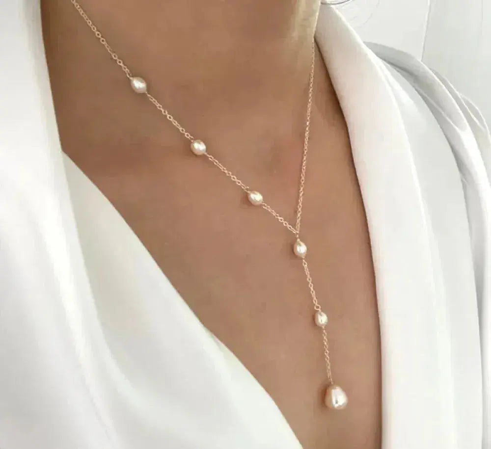 Elegantes Vintage-Halsband mit Anhänger und Perlen
