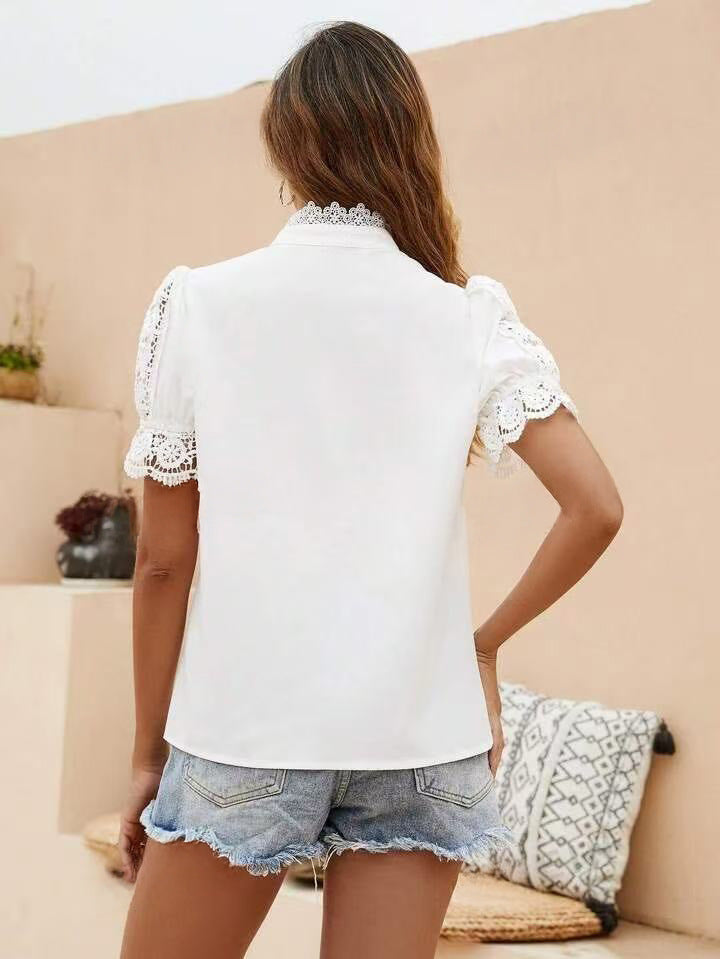 Charlotte Witte blouse met kanten details en parelknopen