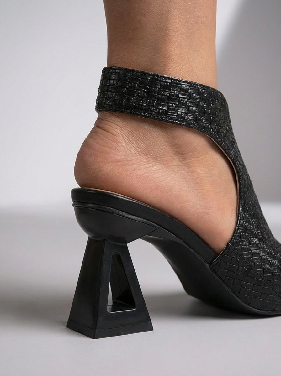 Elira™ | Elegante gevlochten pumps met een gebeeldhouwde hak